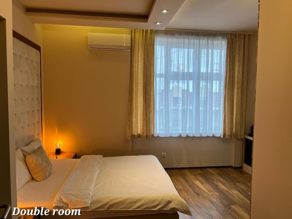 Metropoliten Rooms Belgrado Buitenkant foto