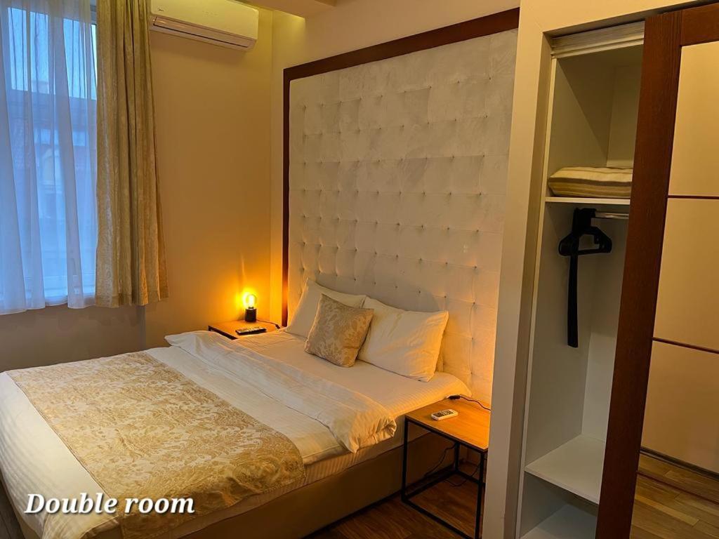 Metropoliten Rooms Belgrado Buitenkant foto